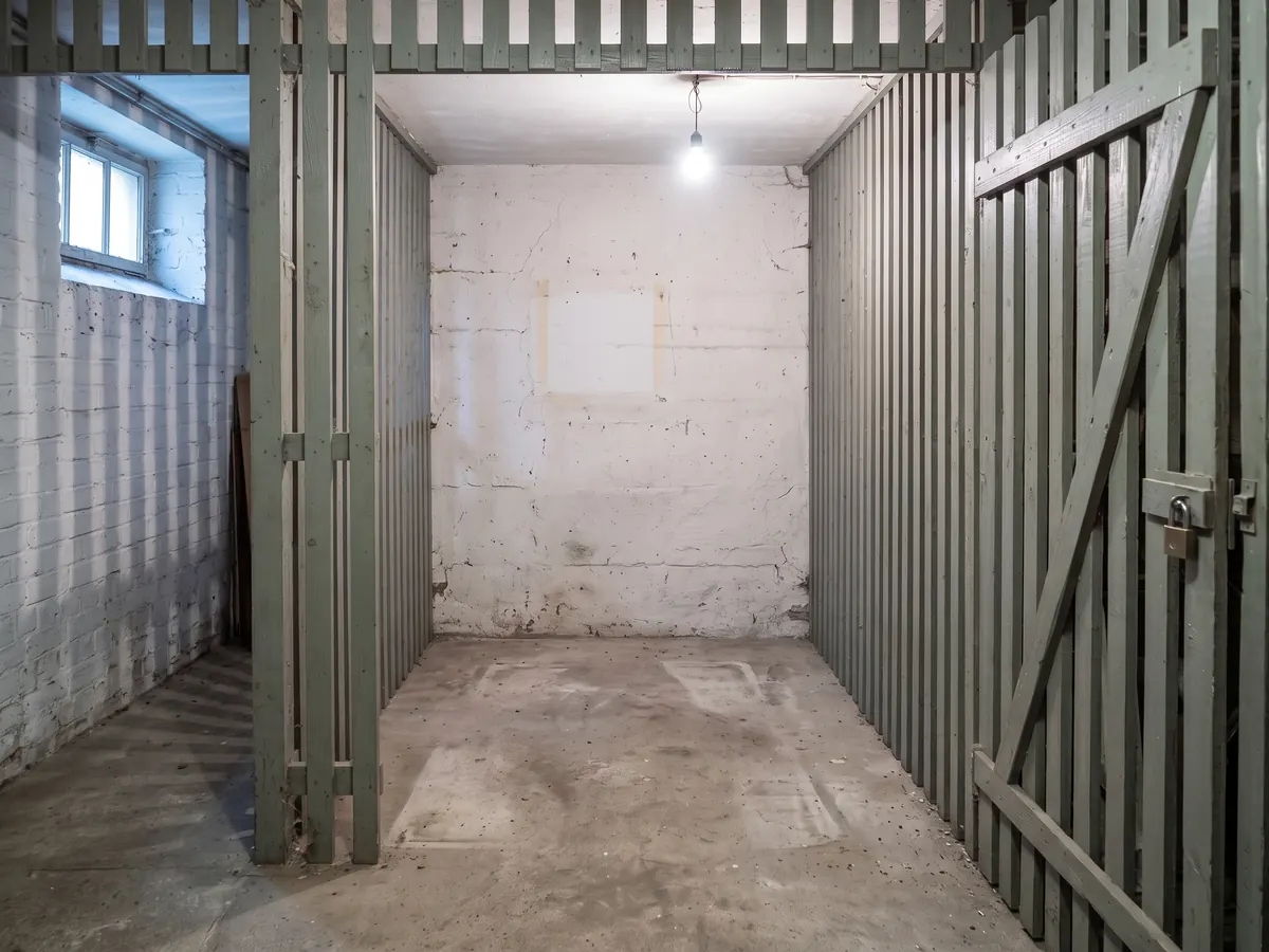 Besenrein geräumter Raum nach der Wohnungsauflösung